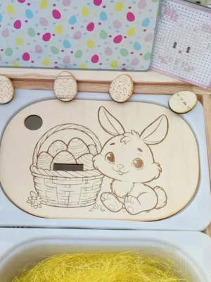 Insert en bois chasse aux œufs avec lapin et panier pour activité sensorielle enfant.