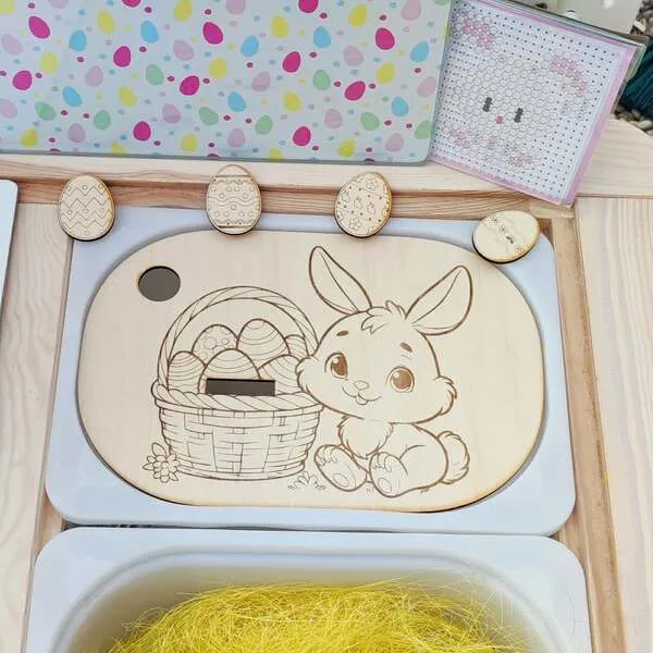 Insert en bois chasse aux œufs avec lapin et panier pour activité sensorielle enfant.