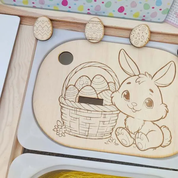 Insert en bois chasse aux œufs avec lapin et panier pour activité enfant.