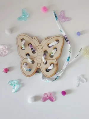 Carte à lacets papillon en bois pour activité de motricité fine enfant.