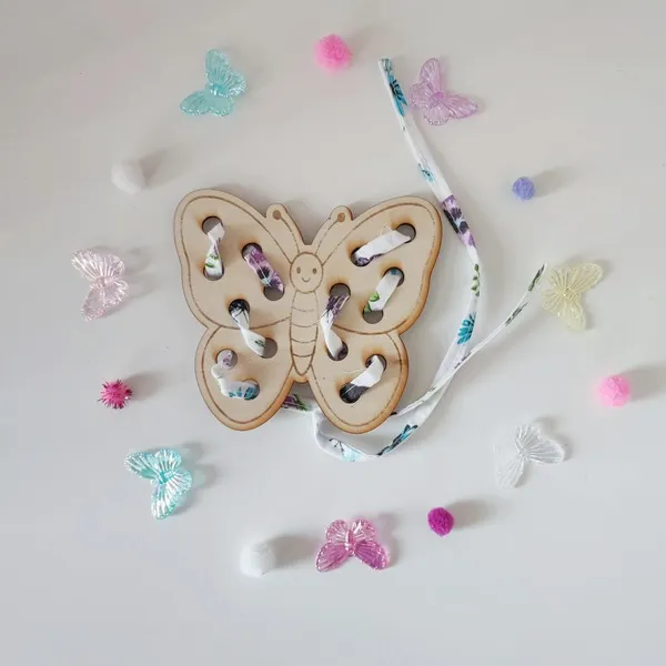 Carte à lacets papillon en bois pour activité de motricité fine enfant.