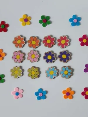 Jetons fleurs colorées en bois et feutrine pour activité de tri et association des couleurs.