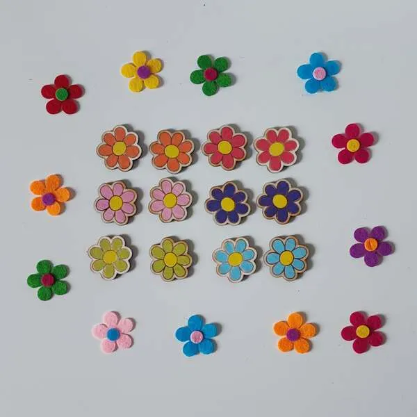 Jetons fleurs colorées en bois et feutrine pour activité de tri et association des couleurs.