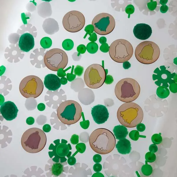 Jetons bois muguet activité sensorielle enfant tri couleurs pompons motricité fine printemps