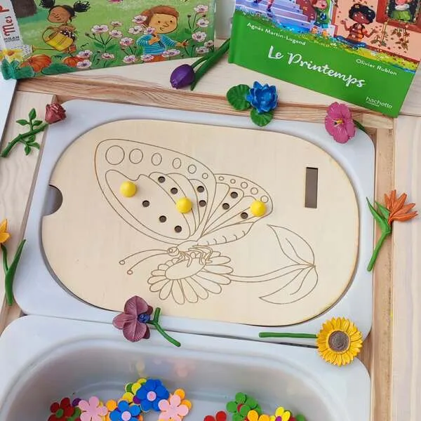 Insert en bois papillon pour table Flisat avec activité de placement de pions colorés.