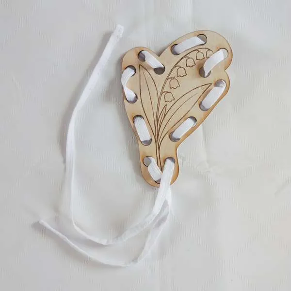Carte à lacer muguet en bois enfant activité motricité fine Montessori
