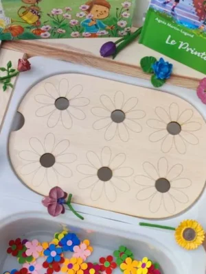 Plateau en bois fleurs avec emplacements pour activité de tri sur table sensorielle.