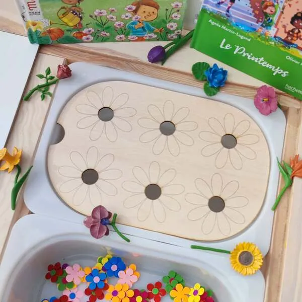 Plateau en bois fleurs avec emplacements pour activité de tri sur table sensorielle.