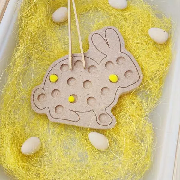 Plateau pic lapin avec pompons jaunes et pince en bois.