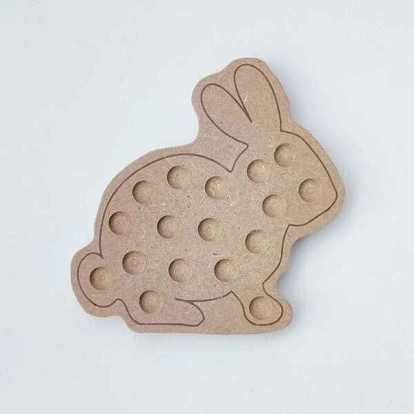 Plateau pic en forme de lapin avec emplacements pour pompons.