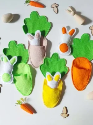 Jeu éducatif en feutrine avec lapins cachés dans des carottes pour activité sensorielle thème Pâques.