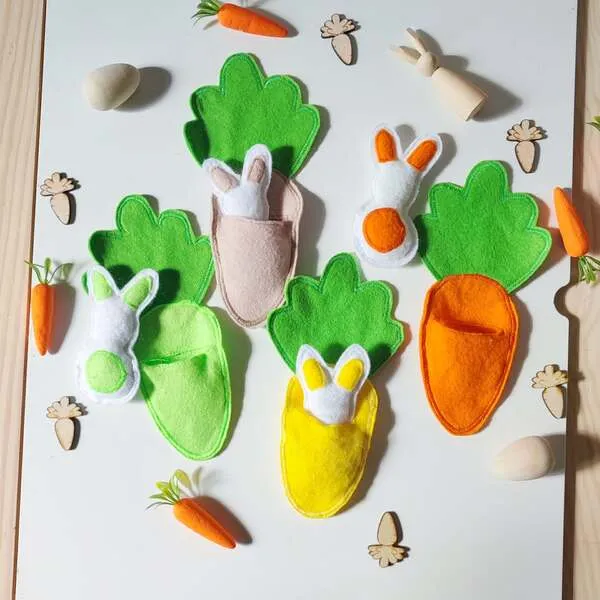 Jeu éducatif en feutrine avec lapins cachés dans des carottes pour activité sensorielle thème Pâques.