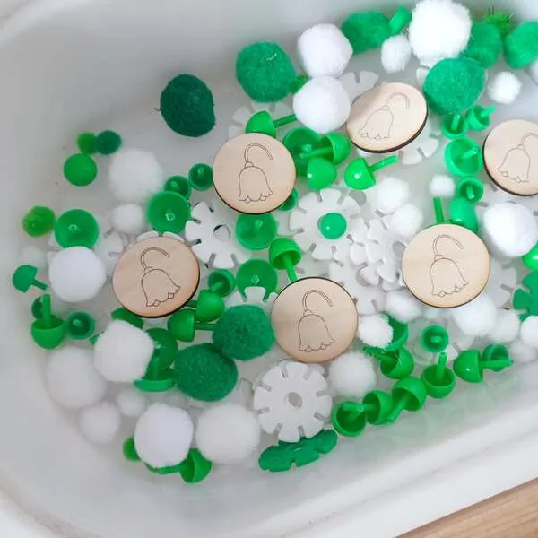 Bac sensoriel muguet avec jetons bois et pompons activité motricité fine enfant
