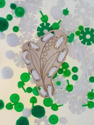 Carte à lacer muguet en bois enfant activité laçage motricité fine Montessori