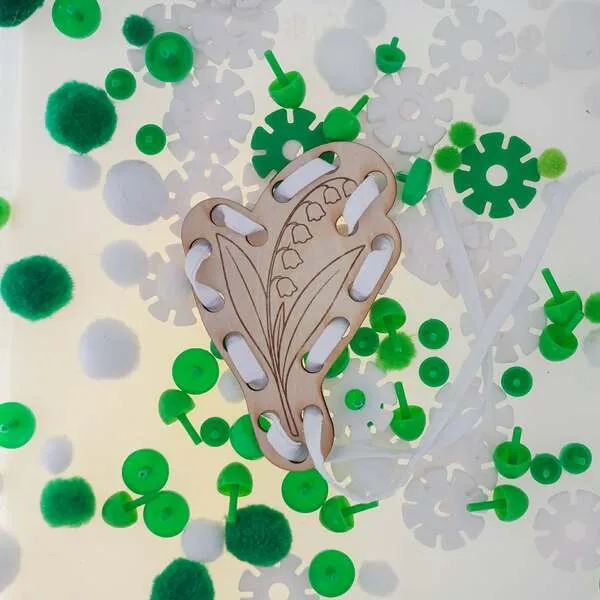 Carte à lacer muguet en bois enfant activité laçage motricité fine Montessori