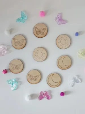 Jetons bois papillon soleil et lune pour activité table sensorielle enfant.