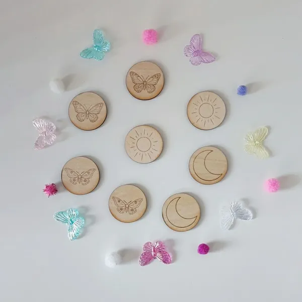 Jetons bois papillon soleil et lune pour activité table sensorielle enfant.