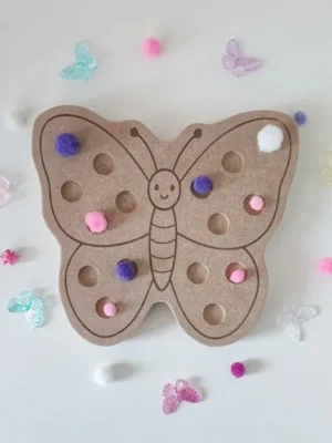 Plateau pompon papillon en bois pour activité de tri et motricité fine enfant.