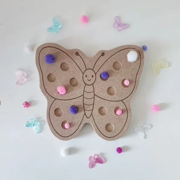 Plateau pompon papillon en bois pour activité de tri et motricité fine enfant.