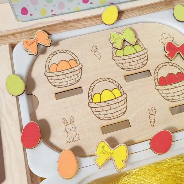 Insert en bois tri des couleurs avec paniers d’œufs de Pâques et jetons colorés.
