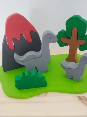 Mini monde dinosaures en bois avec volcan, arbre et figurines.