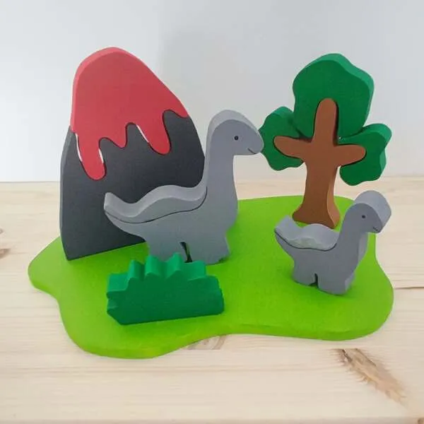 Mini monde dinosaures en bois avec volcan, arbre et figurines.