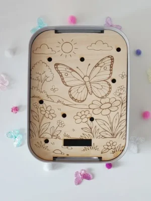 Plateau pic papillon en bois gravé avec paysage nature pour activité de motricité fine enfant.