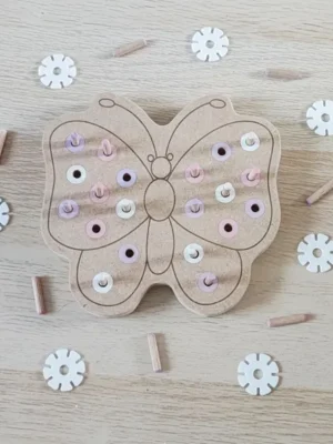 Plateau pic papillon en bois pour activité de motricité fine enfant avec pions colorés.