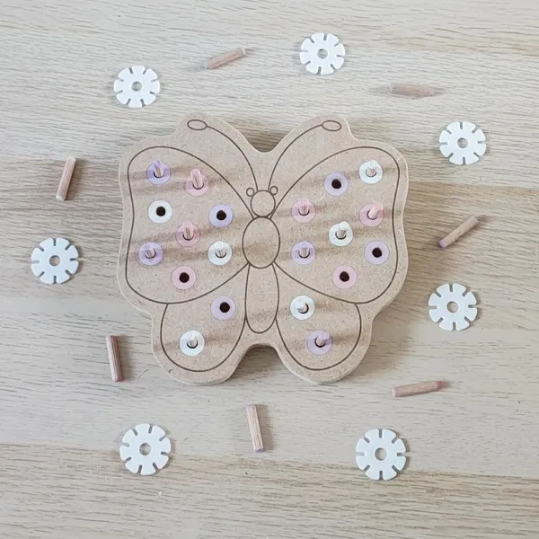 Plateau pic papillon en bois pour activité de motricité fine enfant avec pions colorés.