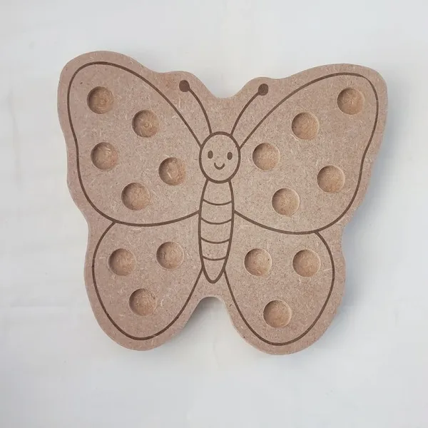 Plateau pompon papillon en bois brut avec emplacements pour activité de tri et de motricité fine pour enfants.