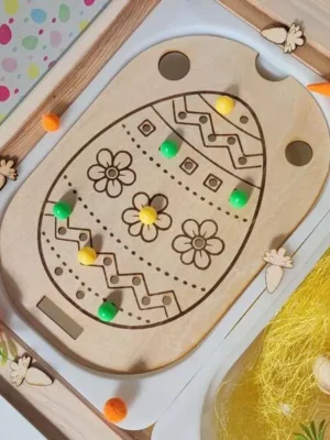 Insert sensoriel en bois en forme d’œuf de Pâques avec pions colorés pour activité de motricité fine enfant.