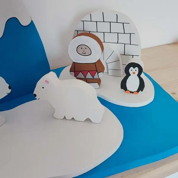 Mini monde banquise en bois avec ours polaire, igloo, pingouin et personnage.