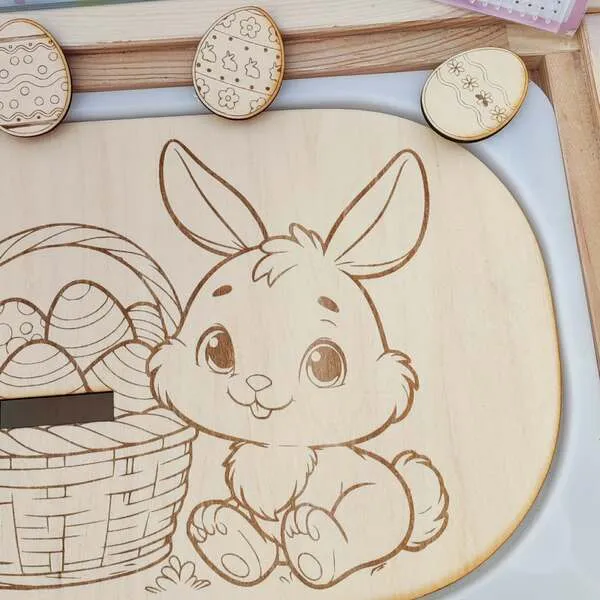 Insert en bois gravé lapin de Pâques avec panier d’œufs pour activité enfant.