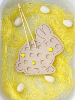 Plateau pic lapin de Pâques avec pompons et pince en bois.