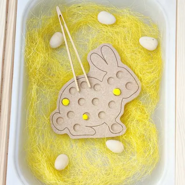 Plateau pic lapin de Pâques avec pompons et pince en bois.