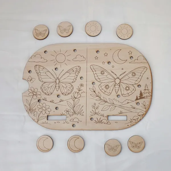 Insert papillon jour nuit en bois avec jetons soleil lune pour table d’activité Flisat.