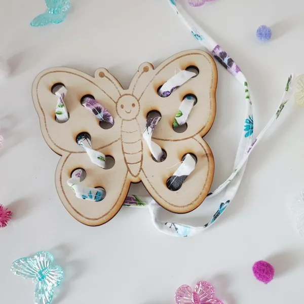 Carte à lacets papillon en bois avec lacet pour activité de motricité fine enfant.