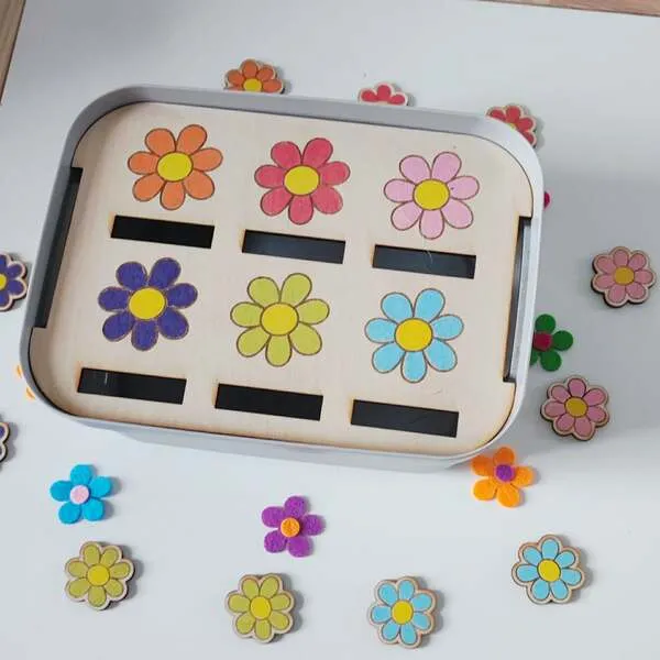 Plateau en bois fleurs colorées avec fentes pour trier et associer les couleurs.