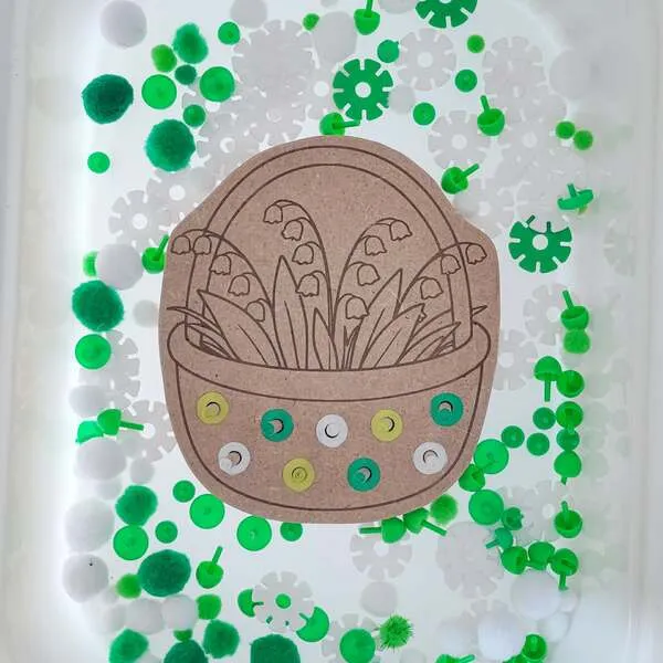 Plateau muguet panier bois enfant activité motricité fine pompons bac sensoriel Montessori