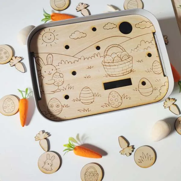 Insert en bois thème Pâques avec lapin, œufs et jetons pour activité de motricité fine enfant.