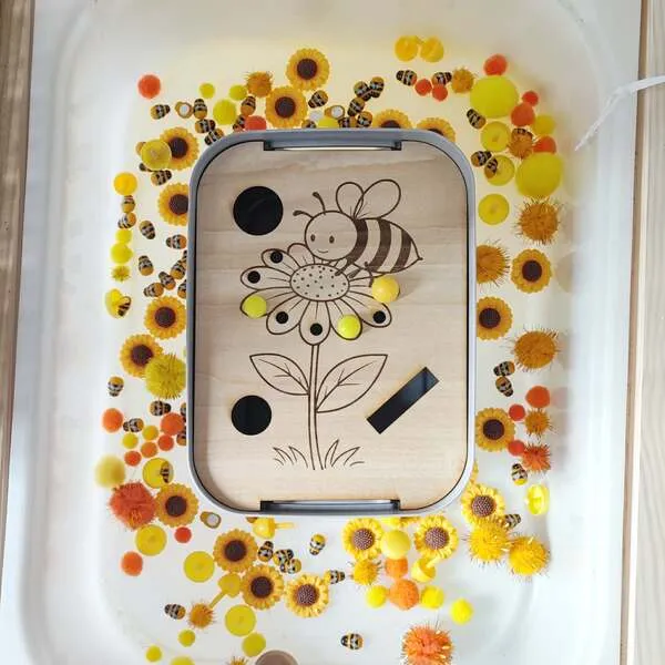 Insert en bois abeille et fleur avec formes à encastrer dans bac sensoriel