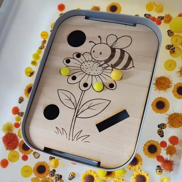 Insert abeille et fleur en bois avec formes rondes et fente dans bac sensoriel