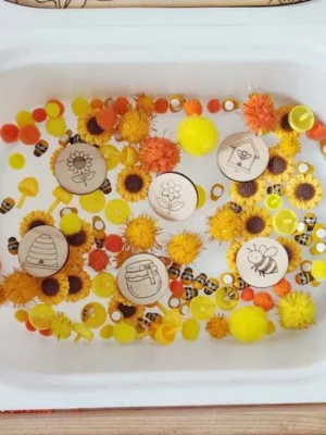 Bac sensoriel abeille avec pompons fleurs et jetons en bois