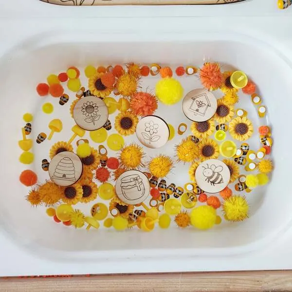 Bac sensoriel abeille avec pompons fleurs et jetons en bois