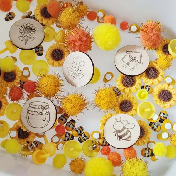 Bac sensoriel abeille avec jetons bois illustrés fleurs miel et abeilles