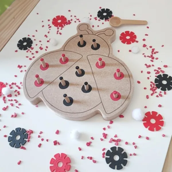 Jeu coccinelle bois avec tiges et anneaux à enfiler motricité fine enfant