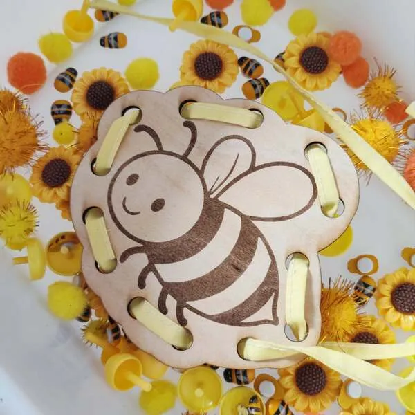 Carte à lacer abeille bois avec ruban jaune activité motricité fine enfant