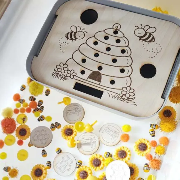 Insert ruche abeille en bois avec jetons et éléments sensoriels dans bac