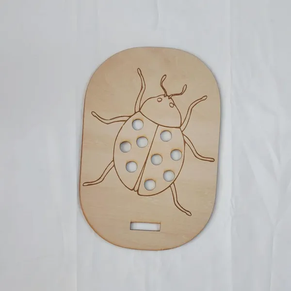 Plateau pic coccinelle en bois gravé avec emplacements pour pions activité motricité fine enfant