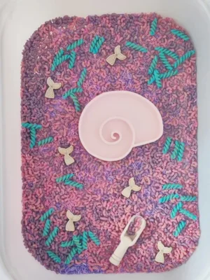Bac sensoriel mer rose et violet avec coquillage